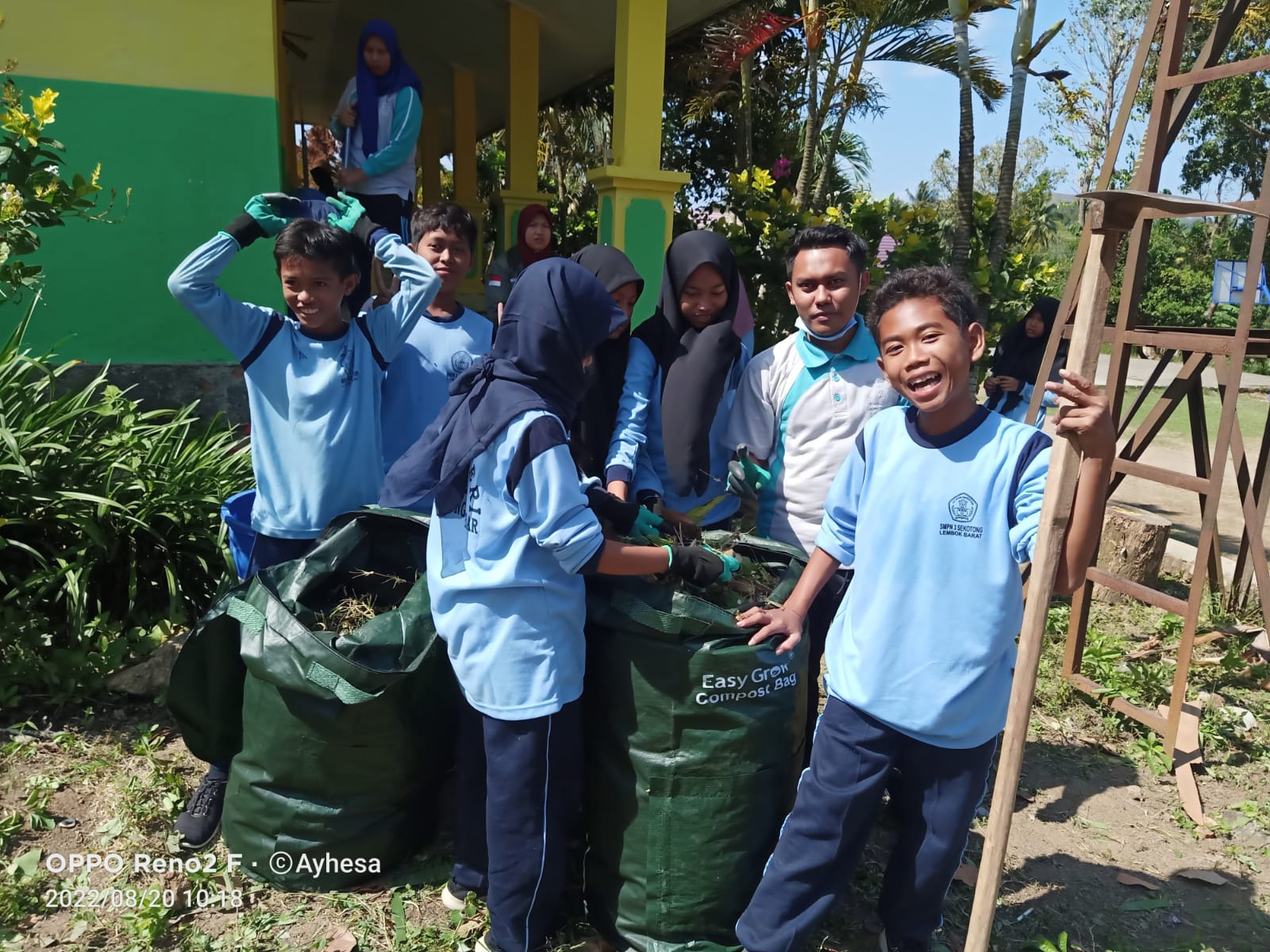 PROYEK PEMBUATAN KOMPOS (Penanggung jawab Bapak MUHTADI HAIRI, S.Pd)