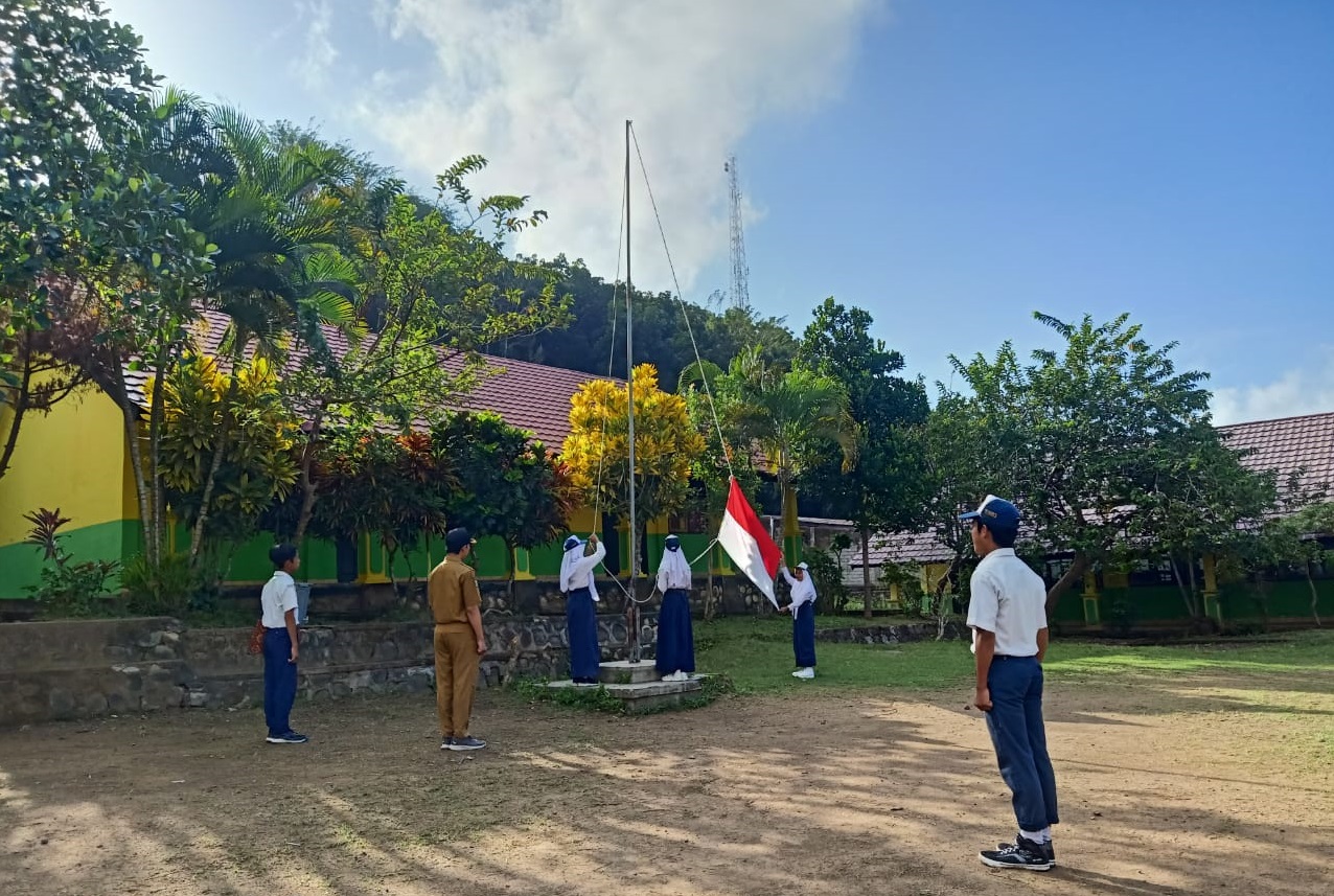 UPACARA BENDERA SETIAP HARI SENIN