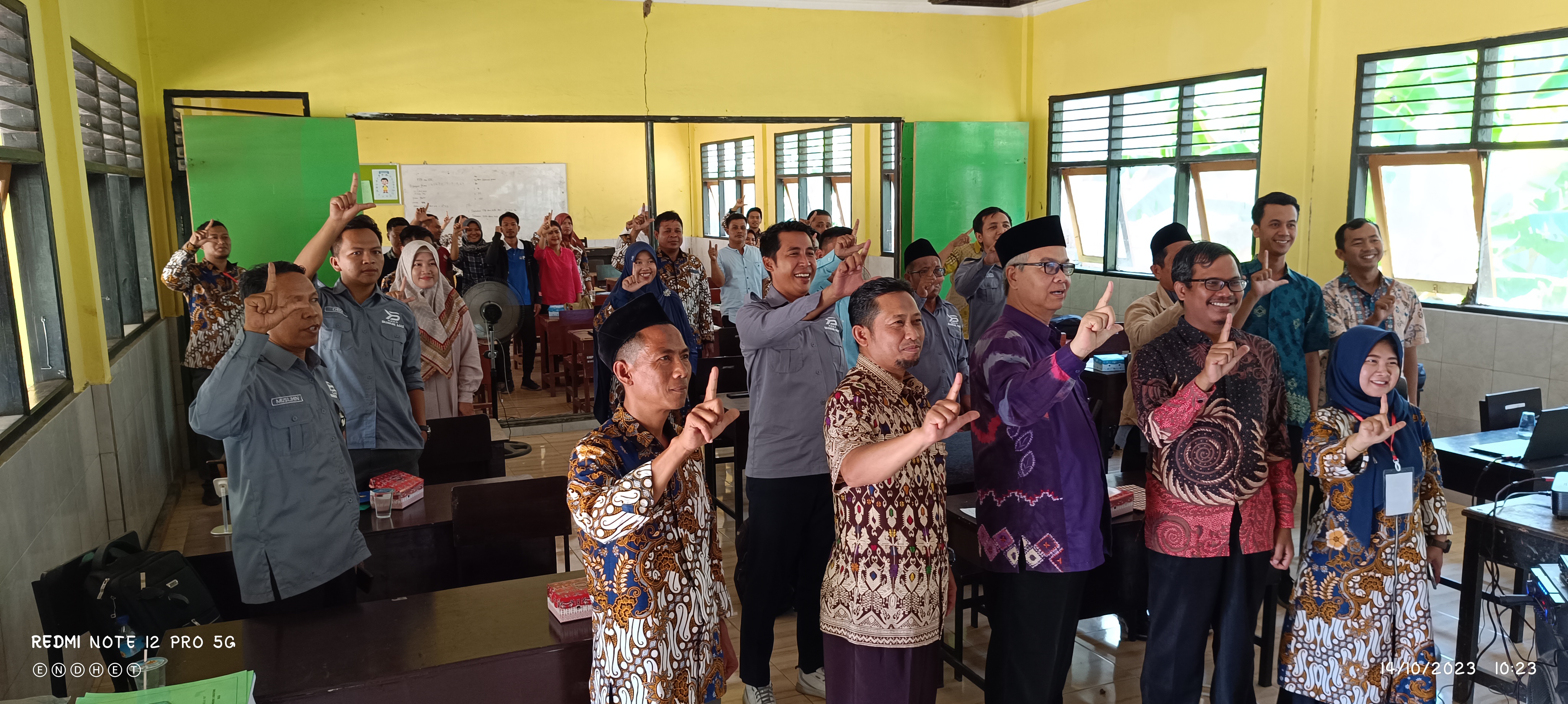 PROGRAM PENGIMBASAN SEKOLAH PENGGERAK BERSAMA KEPALA SEKOLAH DAN GURU SEKOLAH DASAR NEGERI DI DESA BUWUN MAS KECAMATAN SEKOTONG