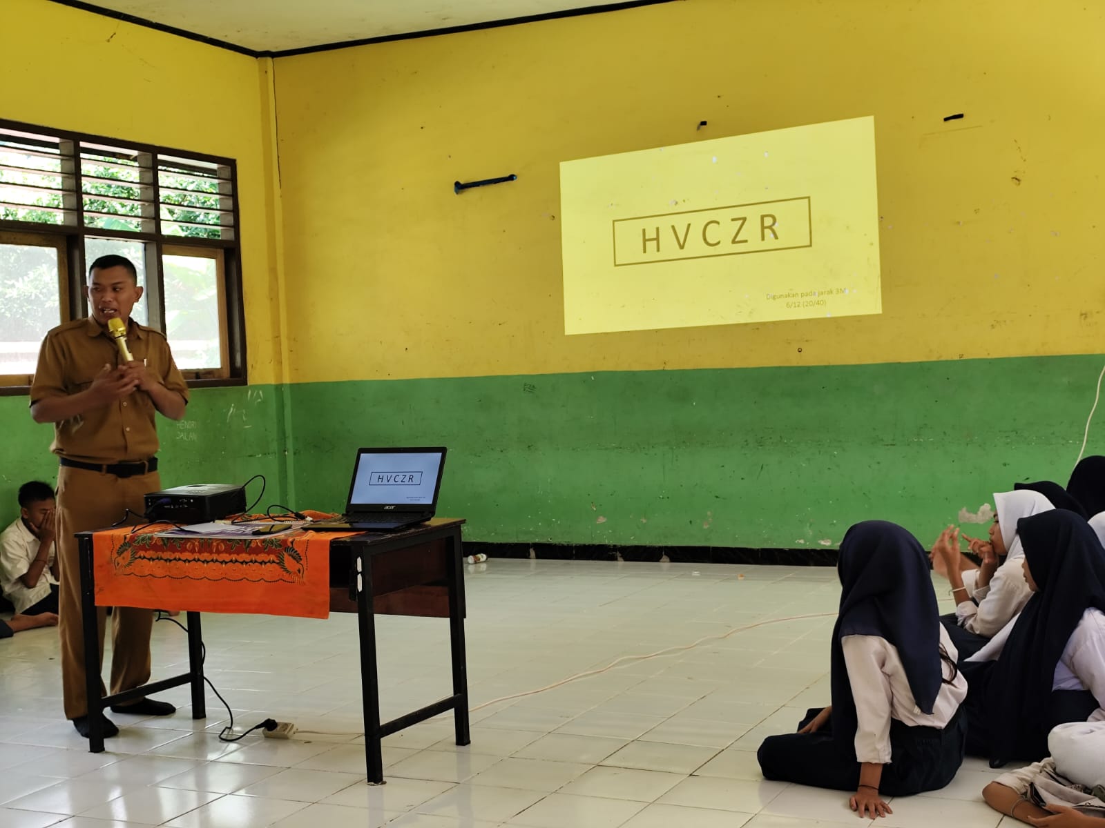 SKRINING GANGGUAN PENGLIHATAN PADA SISWA SMPN 3 SEKOTONG